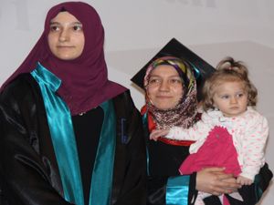 Diplomasını 2 yaşındaki kızıyla birlikte aldı