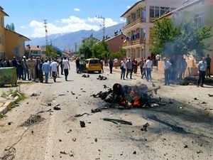 Tunceli'de adliye lojmanlarına bomba yüklü araçla saldırı