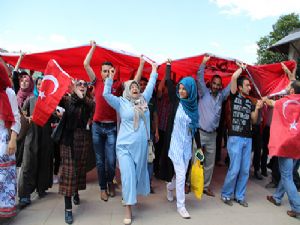 Erzurum'da vatandaşlar meydanları boşaltmıyor