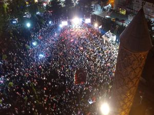 Dadaşlar demokrasi nöbetinde meydanlara sığmıyor