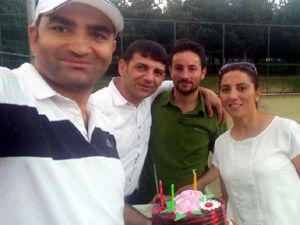 Tenis kortunda doğum günü kutlaması