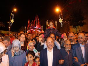 Erzurum'daki bayrak yürüyüşünde karadan gemi yürütüldü