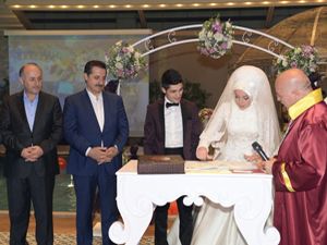 Bakan Çelik Erzurum'da nikah şahidi oldu