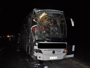 Erzurum yolcu otobüsü biçerdövere çarptı: 5 yaralı