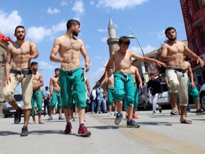 Erzurum'da güreş öncesi kortej