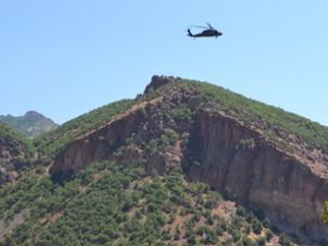 Karayazı'da askeri araca roketli saldırı