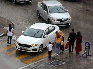 Erzurum'da sağanak yağmur su baskınlarına neden oldu