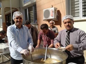 İspir Müftülüğü vatandaşlara aşure dağıttı