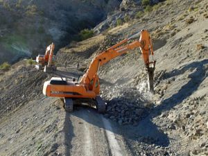 Büyükşehir Olur'da yol yapıyor