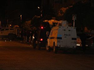 PKK'lı teröristler AK Parti ilçe binasına saldırdı: 3 polis yaralı