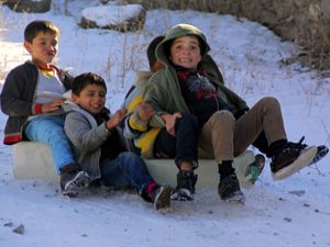 Erzurum'da çocukların kızak ve misket keyfi