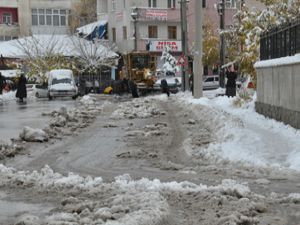 Palandöken'de karla mücadele sürüyor