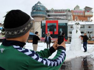 Erzurum'da 3 metrelik 'Dadaş Kardan Adam'