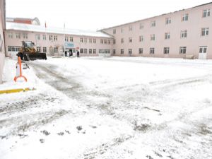 Yakutiye Belediyesi, okul bahçelerinin karını aldı