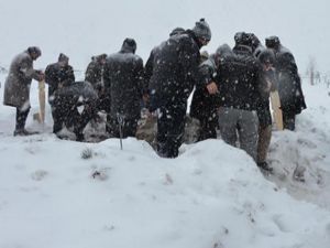 Erzurum'da kar altında defnedildi