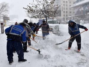 Erzurum'da belediye ekipleri karla mücadele için seferber oldu