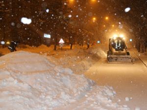 Büyükşehir'in karla mücadelede gece mesaisi