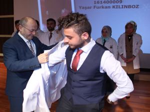 Eczacılık Fakültesi'nde geleneksel beyaz önlük giydirme töreni