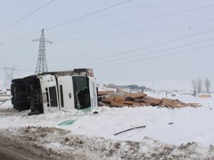 Trafik kazası güvenlik kamerasına an be an yansıdı