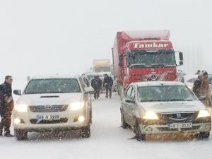 Erzurum'da iki ayrı trafik kazasında 2'i özel harekatçı 9 kişi yaralandı