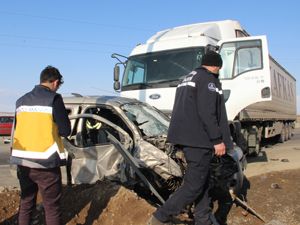 Erzurum'da tır ile otomobil çarpıştı: 5 yaralı