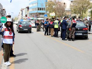 Jandarma ve polis olup sürücüleri denetlediler