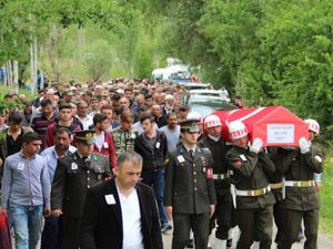 İstanbul'da denizde ölü bulunan asker Oltu'da toprağa verildi