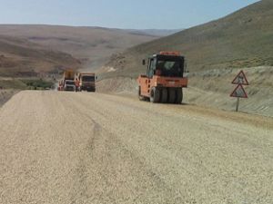 PKK'lı teröristler tarafından engellenen yol çalışmaları devam ediyor