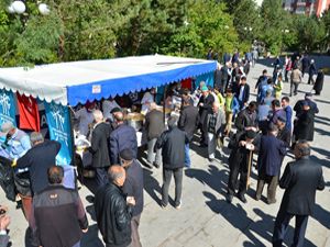 Palandöken Belediyesi, vatandaşlara aşure dağıttı