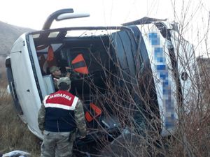 Erzincan'da şarampole devrilen otobüste 1 kişi öldü, 25 kişi yaralandı