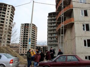 Erzurum'da yarım kalan konutlar tehlike saçıyor