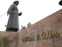 Atatürk'ün imzasını yine söktüler!..