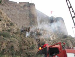 Oltu kalesi'ndeki yangın korkuttu!..