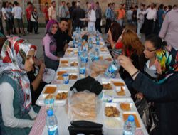 Yakutiye Kent Meydanı'nda ilk iftar!..