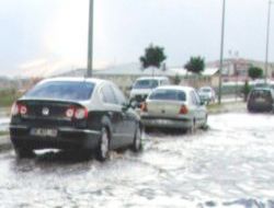 5 dakikalık yağmur Erzurum'a yetti!..