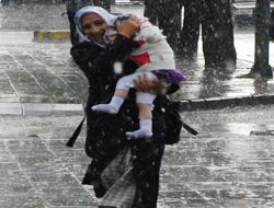 Erzurum'da yağmur hayatı felç etti!..